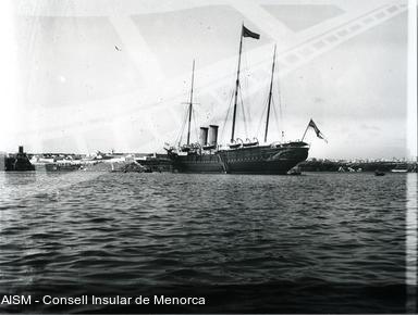 [Vaixell de l'Armada Anglesa al port de Maó]. [Fotografia]