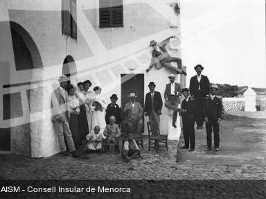 [Foto de grup en un lloc de Menorca]. [Fotografia]