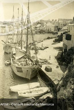 [Vista del port de Ciutadella]. [Fotografia]