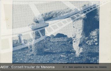 Colección "Monumentos megalíticos menorquines". Nº 4 Dintel megalítico de Son Saura Nou (Ciudadela). [Fotografia]