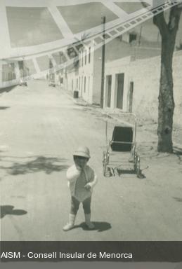 [Retrat d'un infant a un carrer des Castell]. [Fotografia]