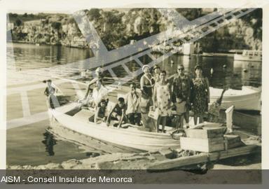 [Retrat d'un grup familiar a una barca a Calesfonts des Castell]. [Fotografía]