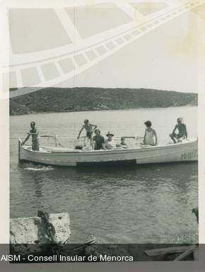 [Retrat d'un grup a una barca]. [Fotografía]