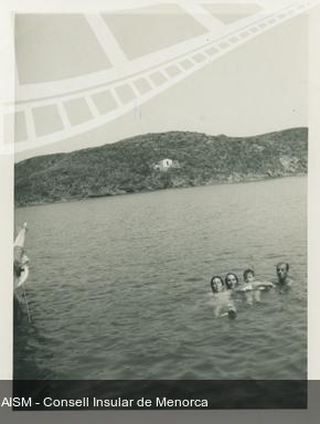 [Retrat d'un grup nedant al Canal de La Mola]. [Fotografia]