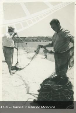 [Retrat de dos pescadors amb les xarxes de pescar]. [Fotografia]