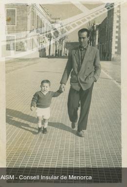 [Retrat d'Eduardo Moreno amb el seu fill]. [Fotografia]